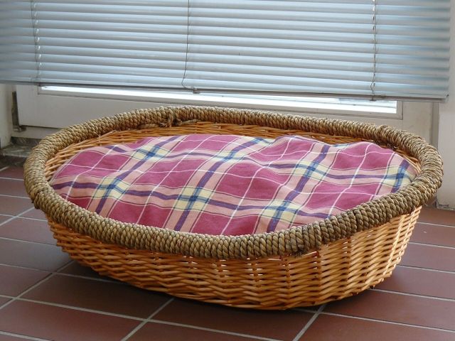 Hundekorb aus Weide mit Kissen, nur 3 Tage genutzt - Zubehoer für Haustiere - Pfungstadt